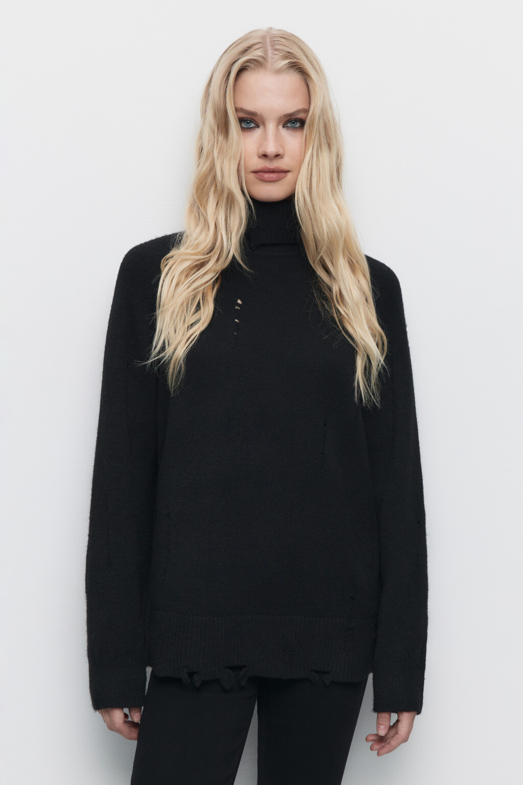 Свитер oversize рваный с высоким воротником - цвет черный - 2
