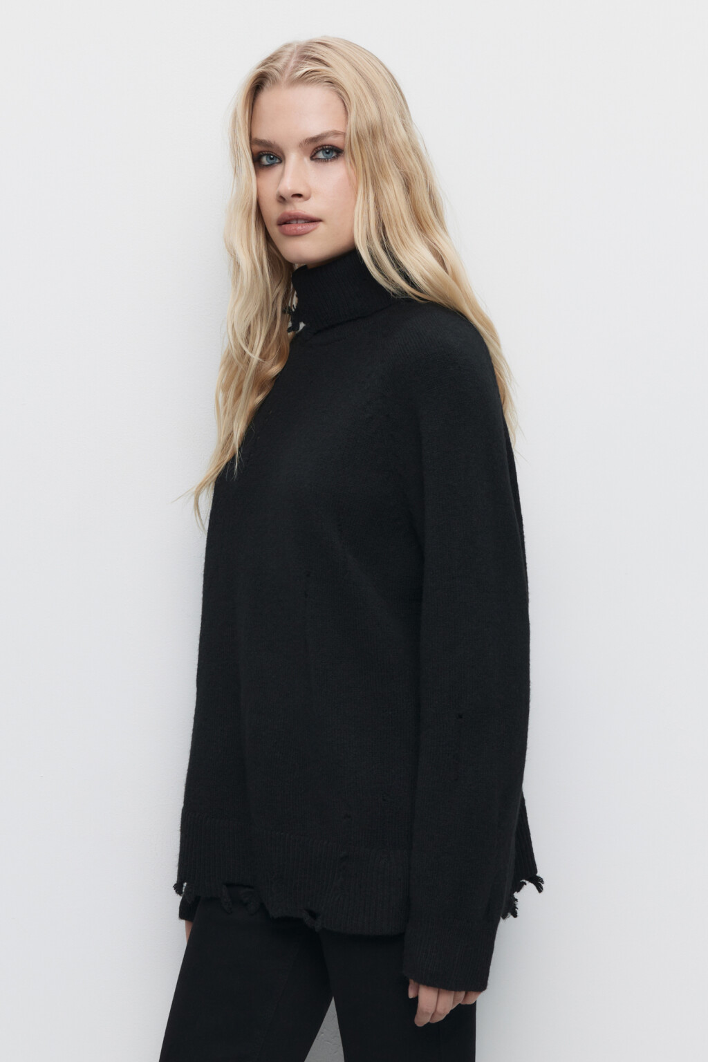 Свитер oversize рваный с высоким воротником - цвет черный - 3
