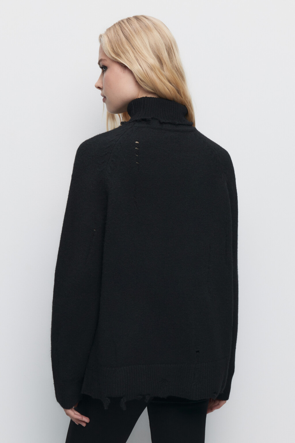 Свитер oversize рваный с высоким воротником - цвет черный - 5