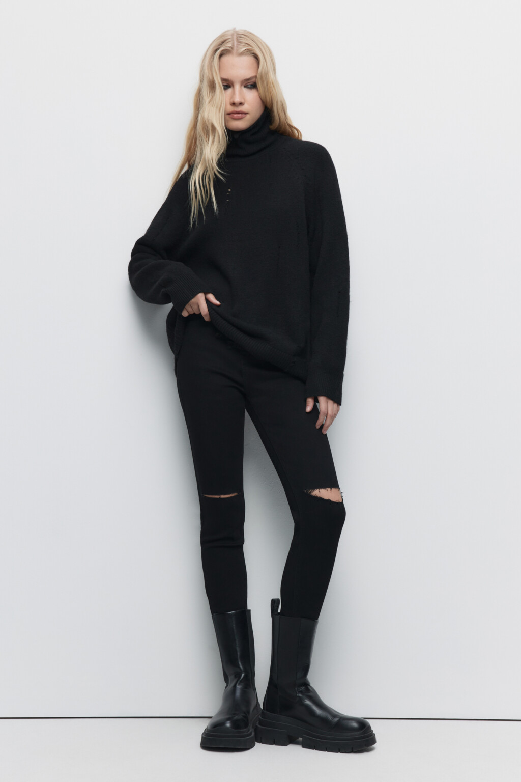 Свитер oversize рваный с высоким воротником - цвет черный - 1