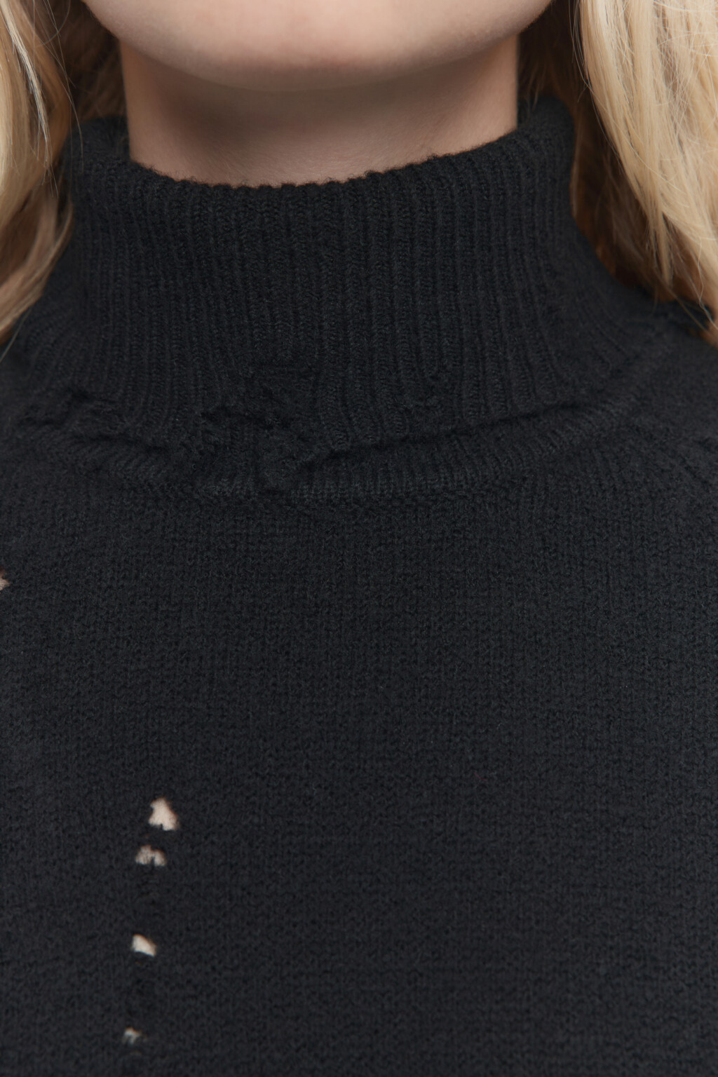 Свитер oversize рваный с высоким воротником - цвет черный - 6