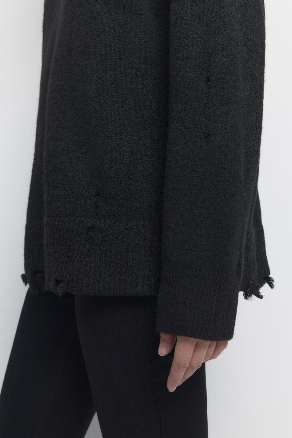 Свитер oversize рваный с высоким воротником - цвет черный - 7
