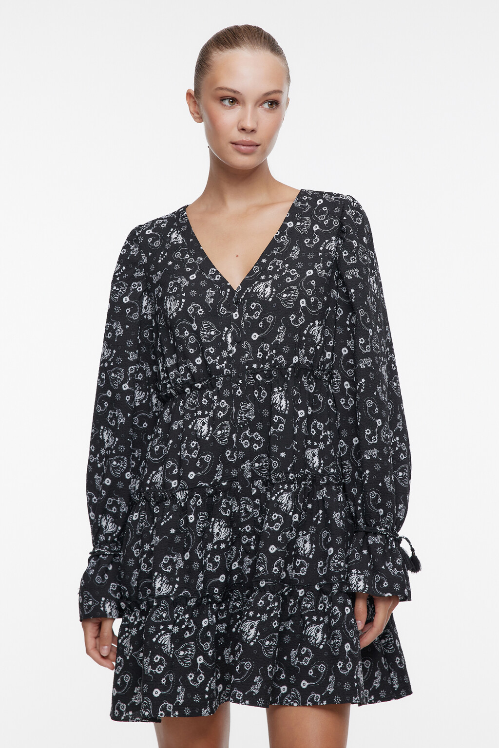 Платье А-силуэта мини с кисточками на рукавах - цвет черный - 2