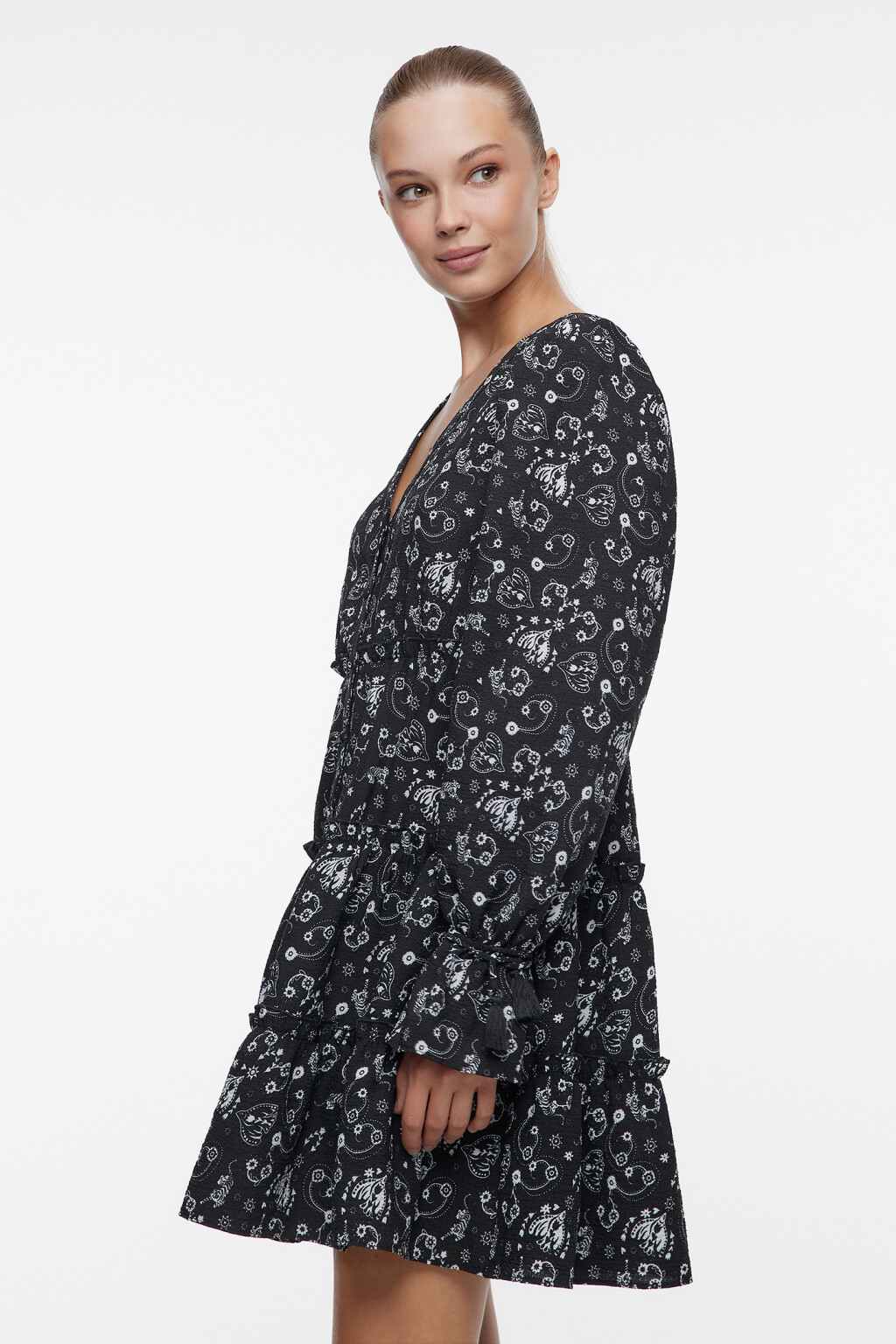 Платье А-силуэта мини с кисточками на рукавах - цвет черный - 3