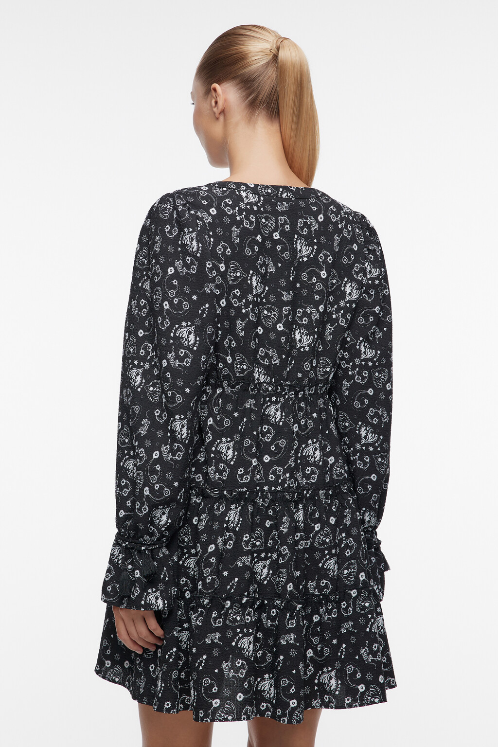 Платье А-силуэта мини с кисточками на рукавах - цвет черный - 4