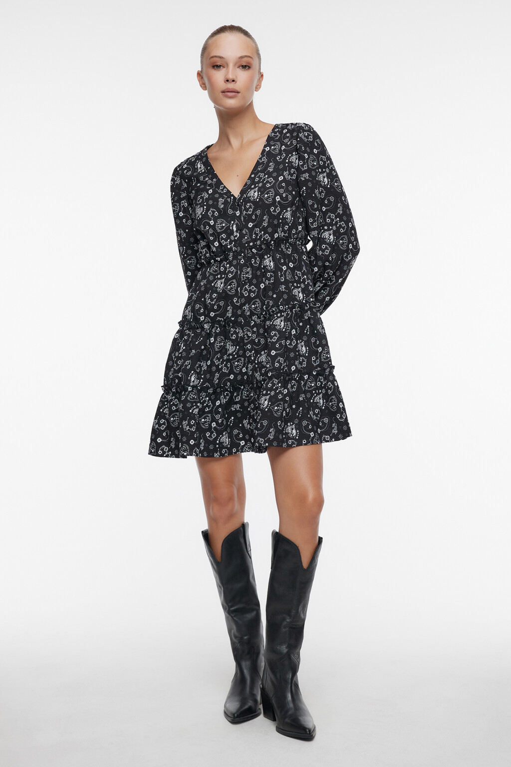 Платье А-силуэта мини с кисточками на рукавах - цвет черный - 1