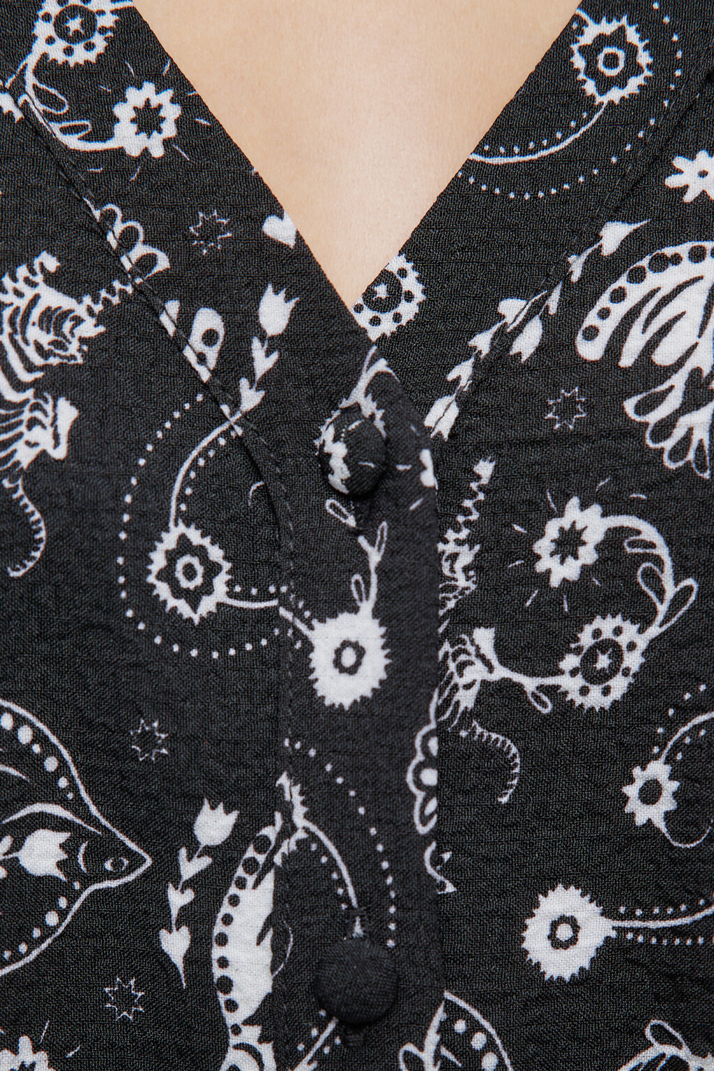 Платье А-силуэта мини с кисточками на рукавах - цвет черный - 5