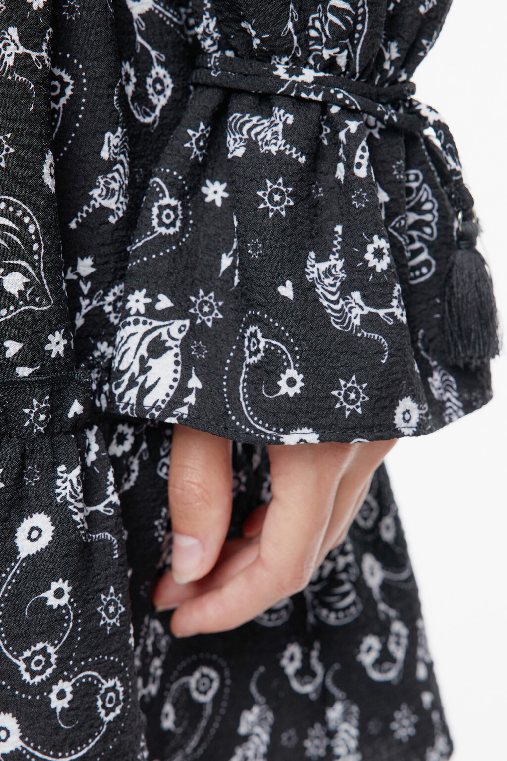 Платье А-силуэта мини с кисточками на рукавах - цвет черный - 6