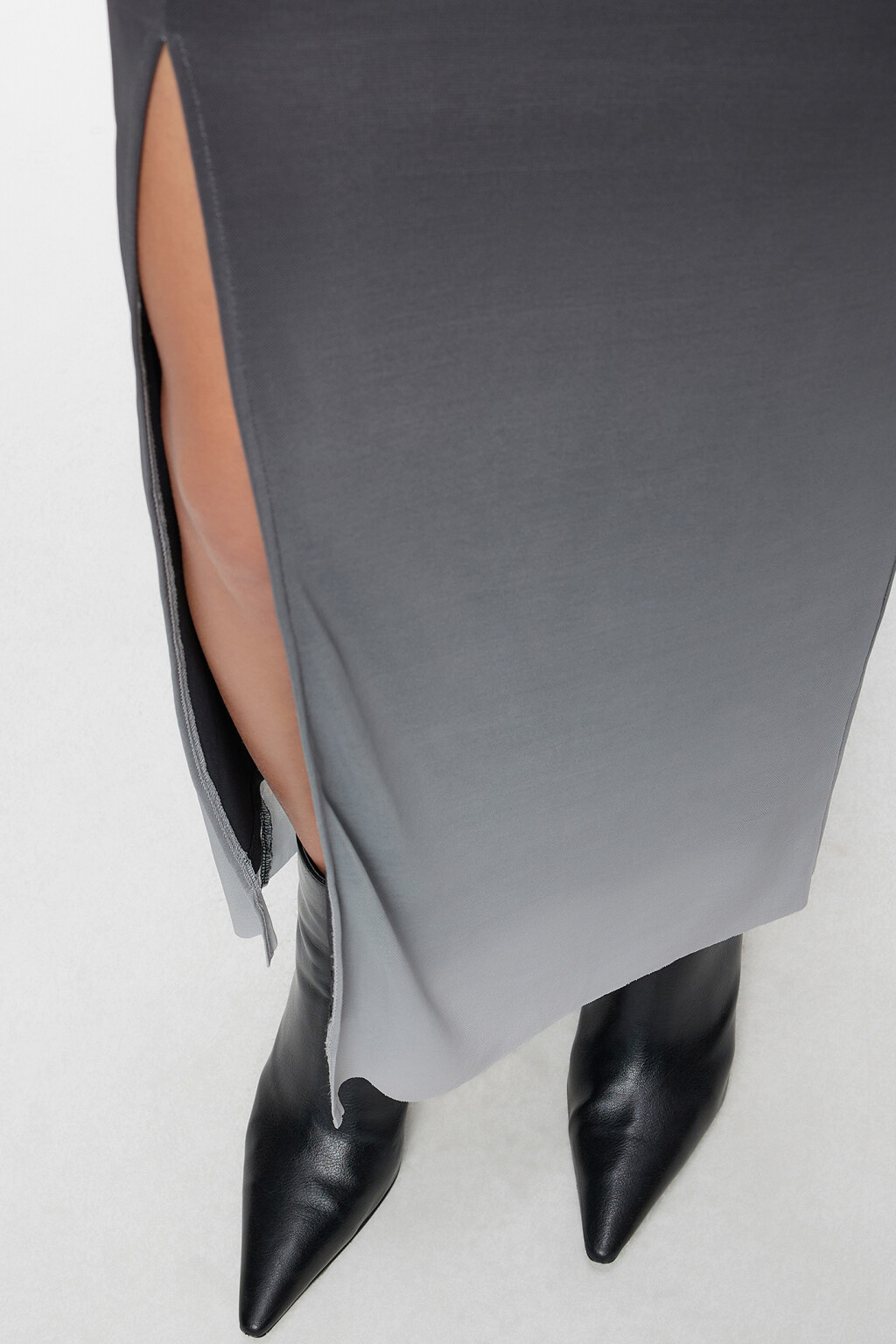 Платье макси облегающее градиентное с разрезом на бедре - цвет черный - 6