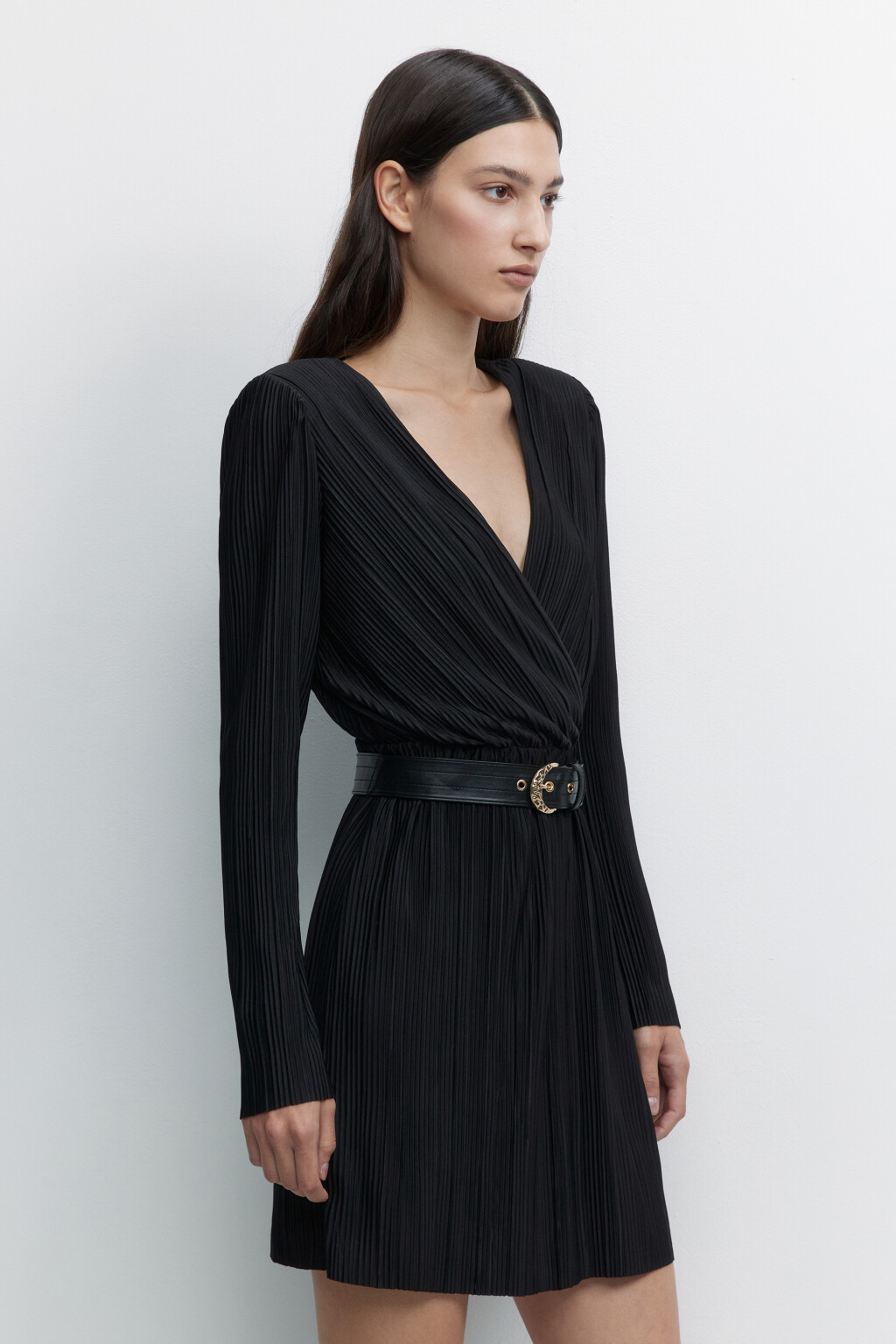 Платье мини из плиссированной ткани с запахом и ремнем - цвет черный - 4