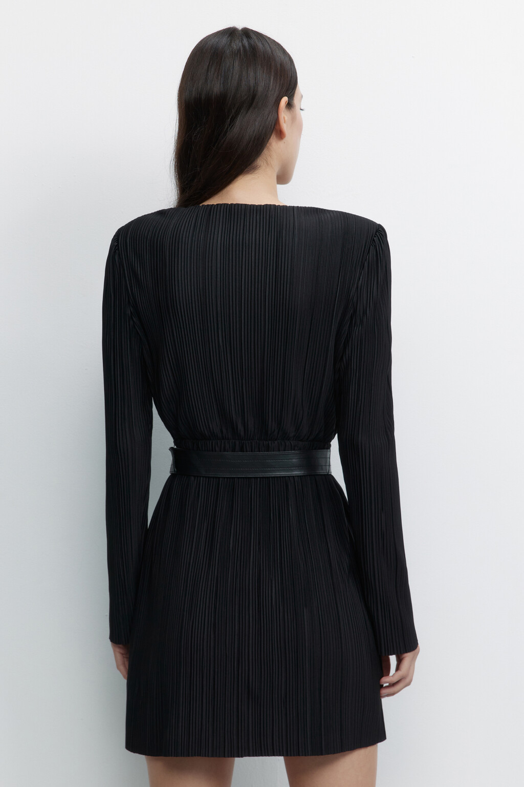 Платье мини из плиссированной ткани с запахом и ремнем - цвет черный - 5