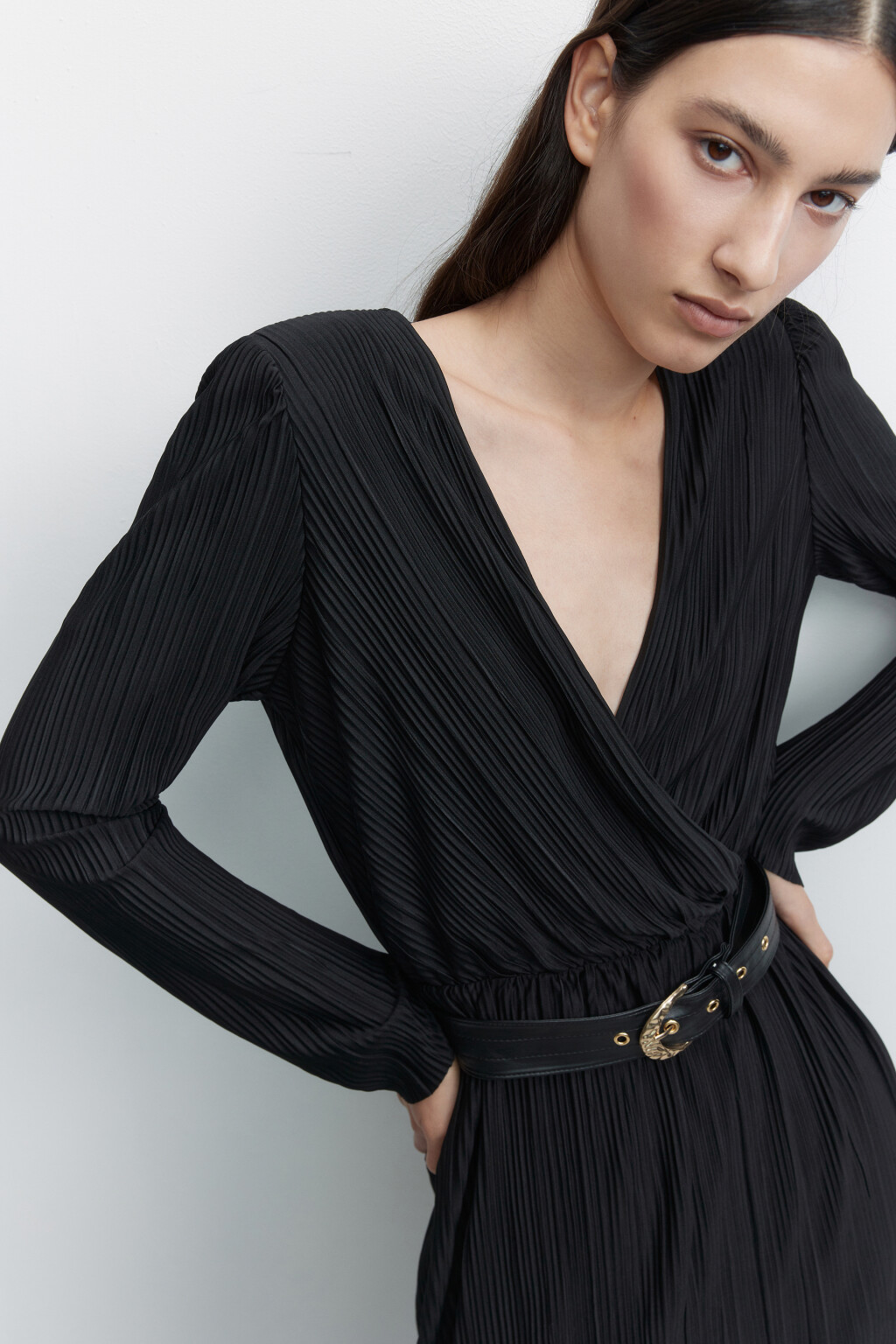 Платье мини из плиссированной ткани с запахом и ремнем - цвет черный - 2