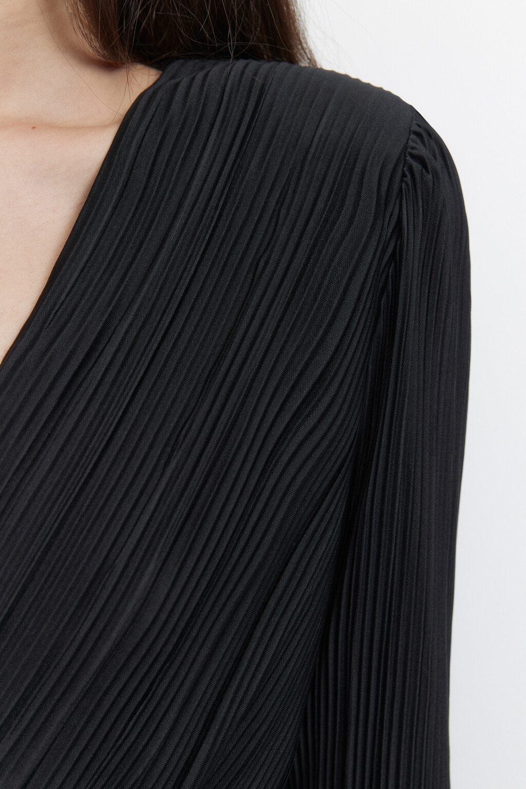 Платье мини из плиссированной ткани с запахом и ремнем - цвет черный - 6