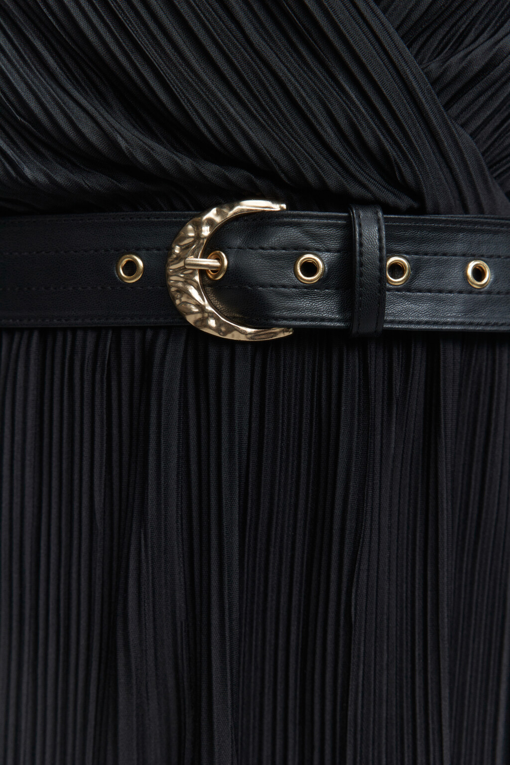 Платье мини из плиссированной ткани с запахом и ремнем - цвет черный - 7