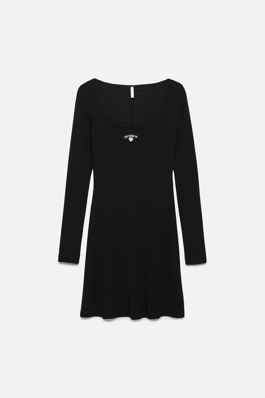 Платье мини трикотажное с вырезом-каре и нашивкой - цвет черный - 7