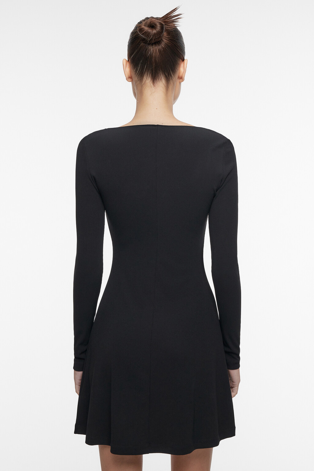Платье мини трикотажное с вырезом-каре и нашивкой - цвет черный - 5