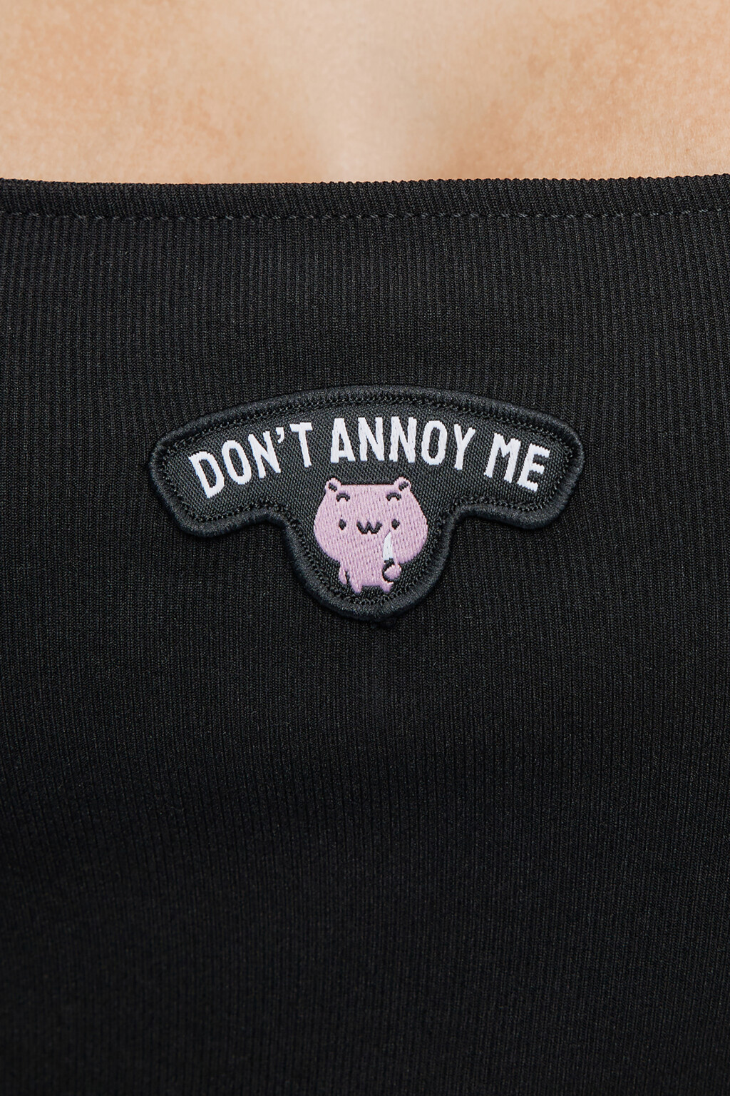 Платье мини трикотажное с вырезом-каре и нашивкой - цвет черный - 2