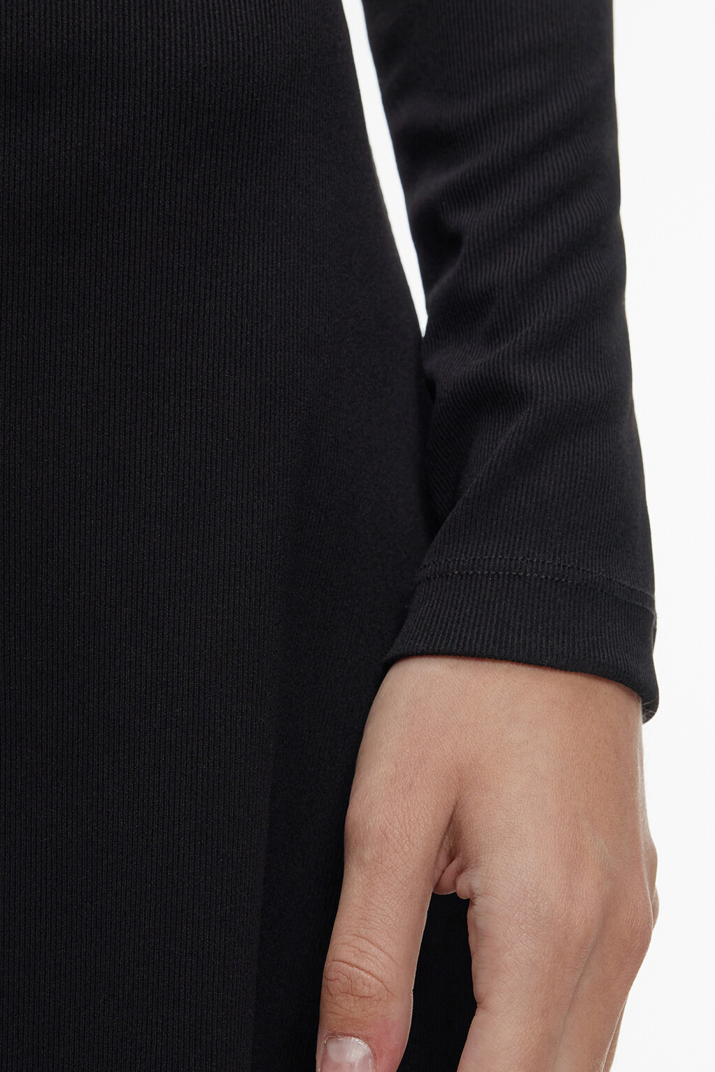 Платье мини трикотажное с вырезом-каре и нашивкой - цвет черный - 6