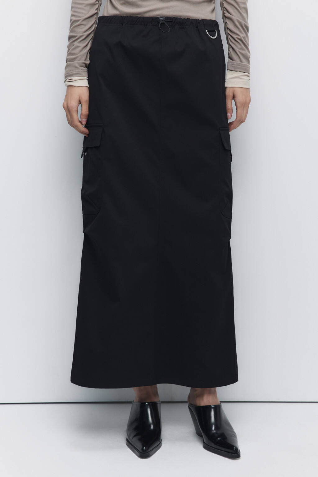 Юбка-парашют миди с карманами карго и разрезом сзади - цвет черный - 2