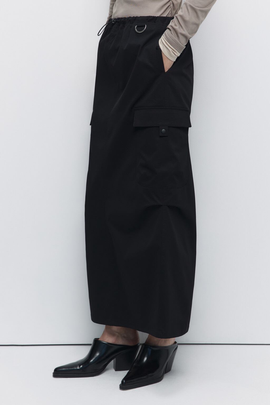 Юбка-парашют миди с карманами карго и разрезом сзади - цвет черный - 3