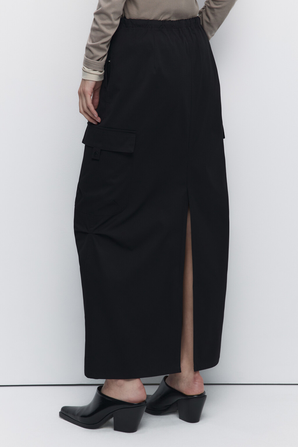 Юбка-парашют миди с карманами карго и разрезом сзади - цвет черный - 4