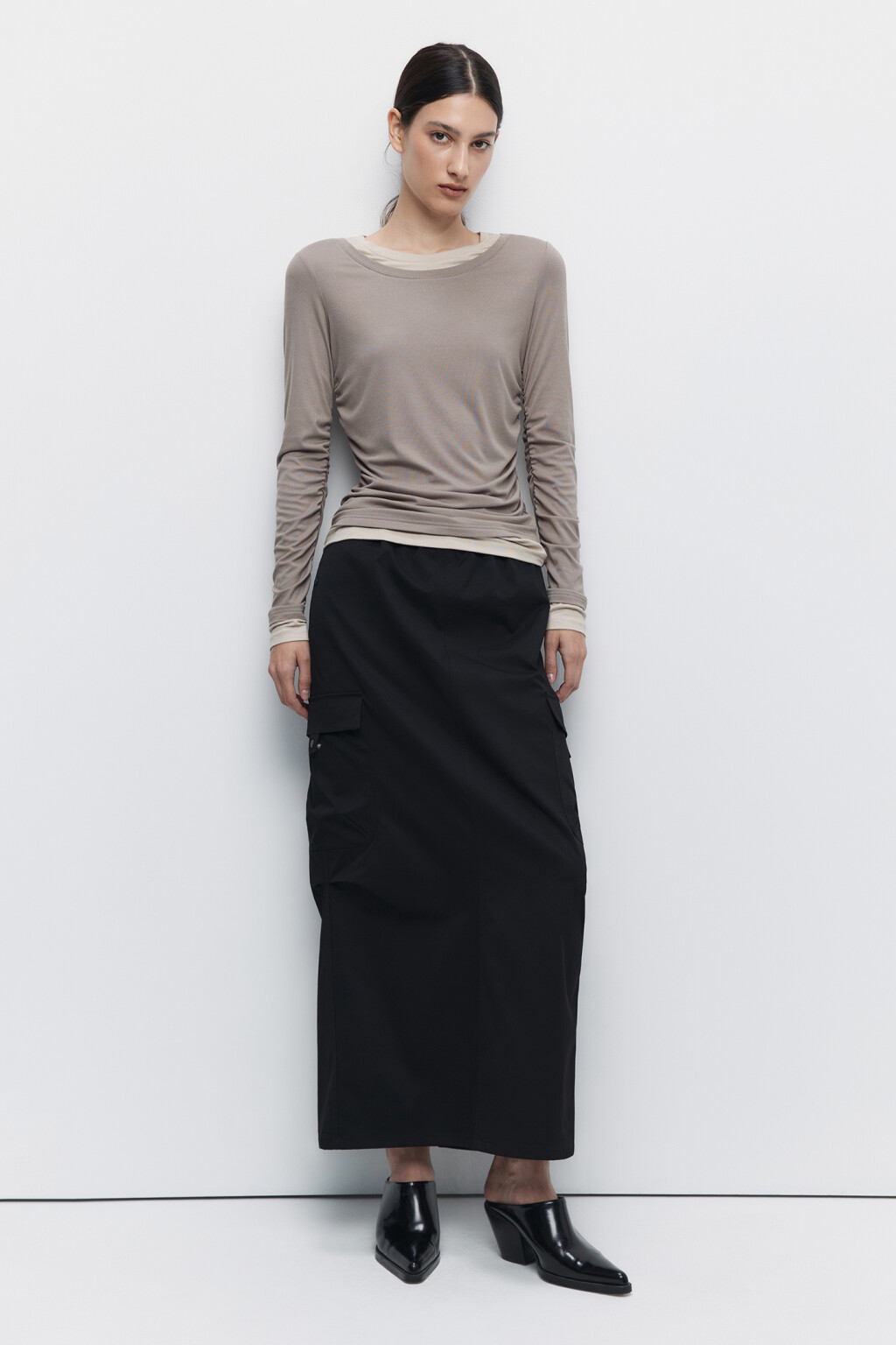 Юбка-парашют миди с карманами карго и разрезом сзади - цвет черный - 1