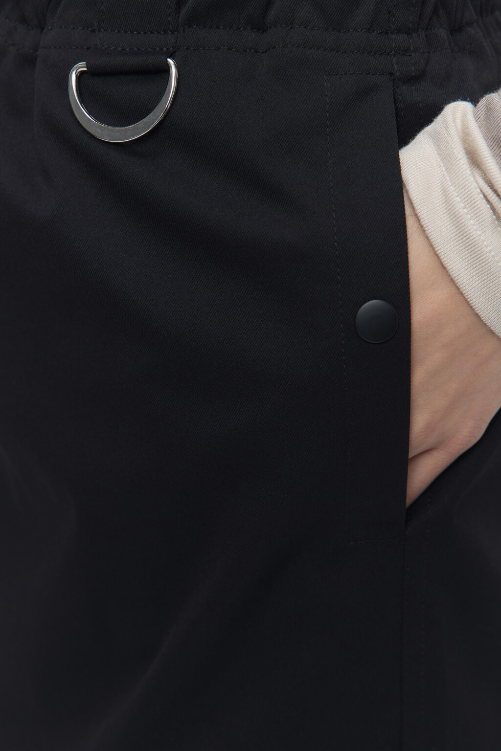 Юбка-парашют миди с карманами карго и разрезом сзади - цвет черный - 6