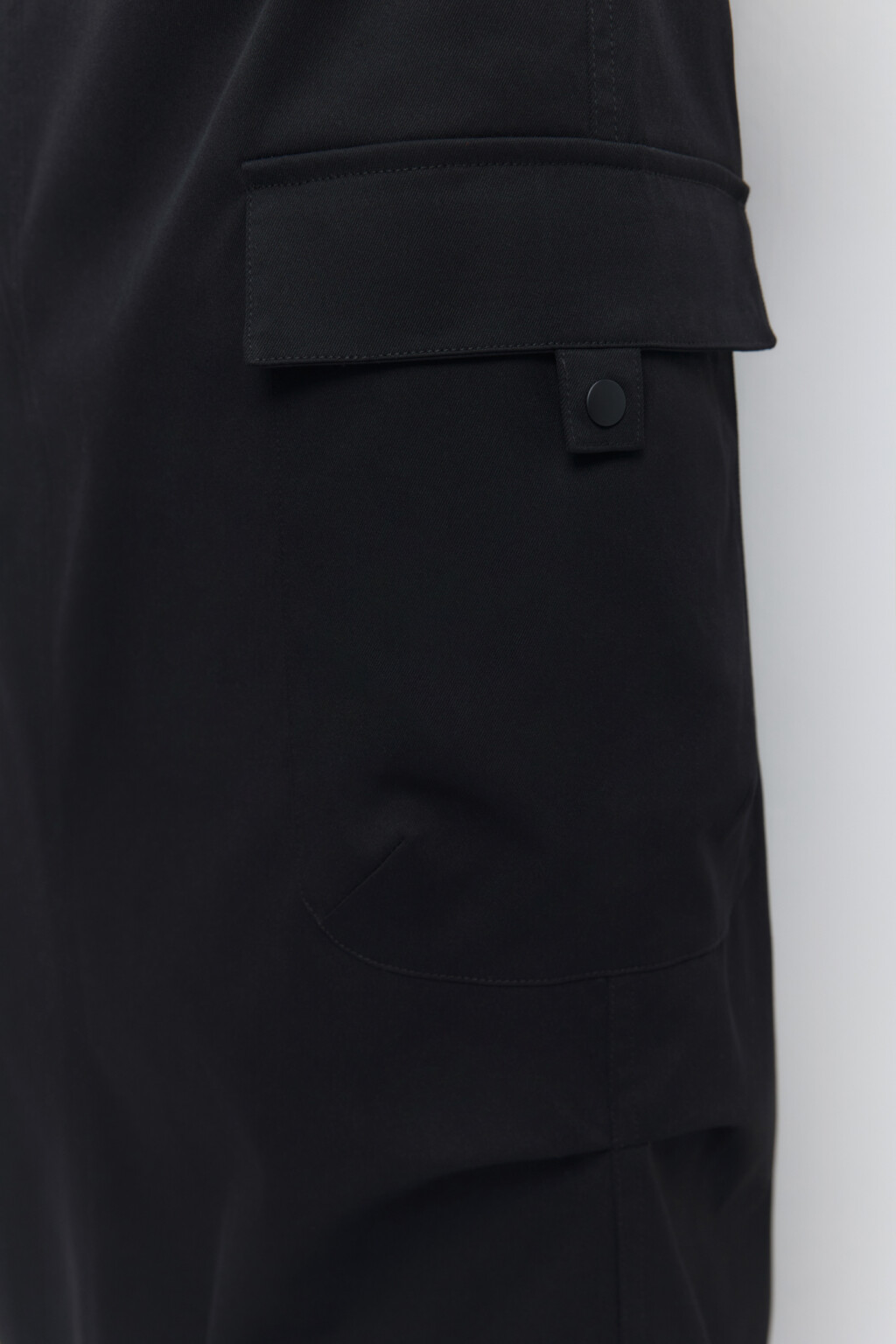 Юбка-парашют миди с карманами карго и разрезом сзади - цвет черный - 7