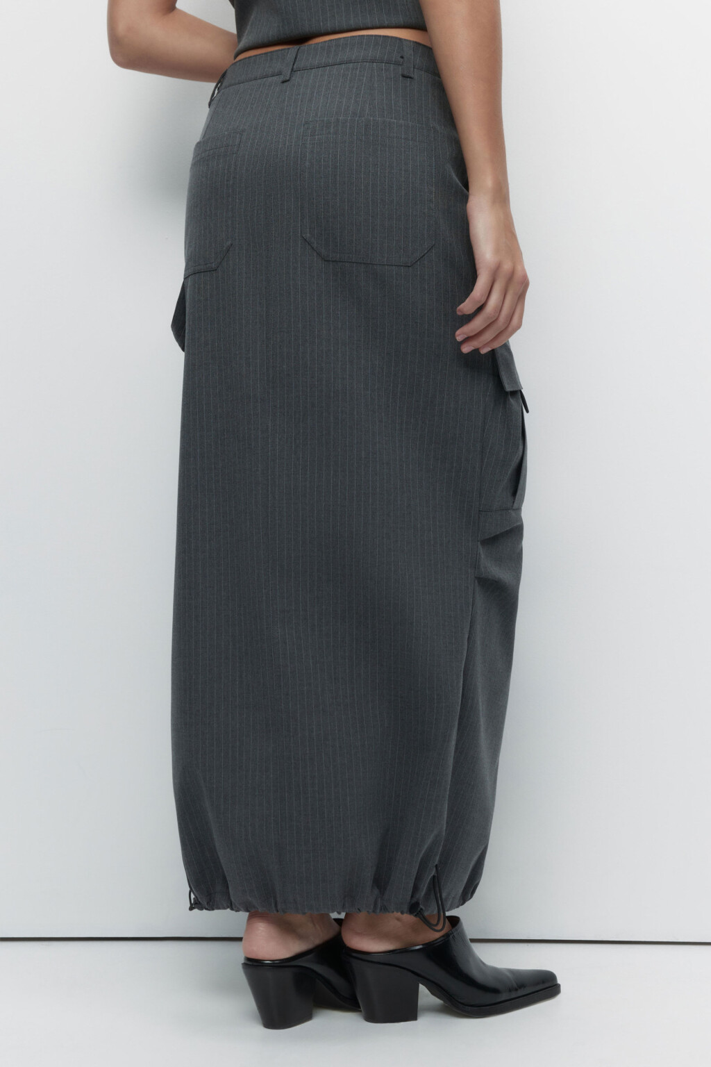 Юбка макси прямая с разрезом и накладными карманами - цвет серый - 4
