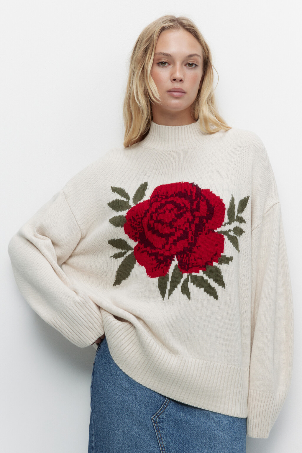 Свитер oversize вязаный с принтом-розой - цвет бежевый - 1