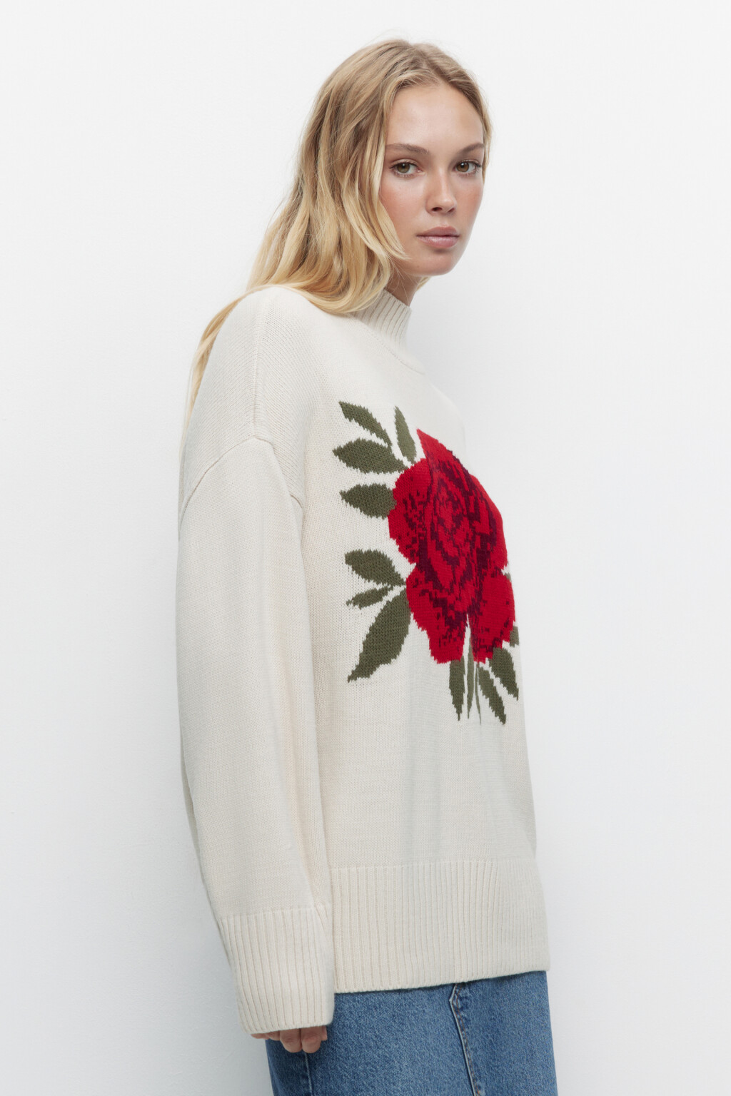 Свитер oversize вязаный с принтом-розой - цвет бежевый - 2