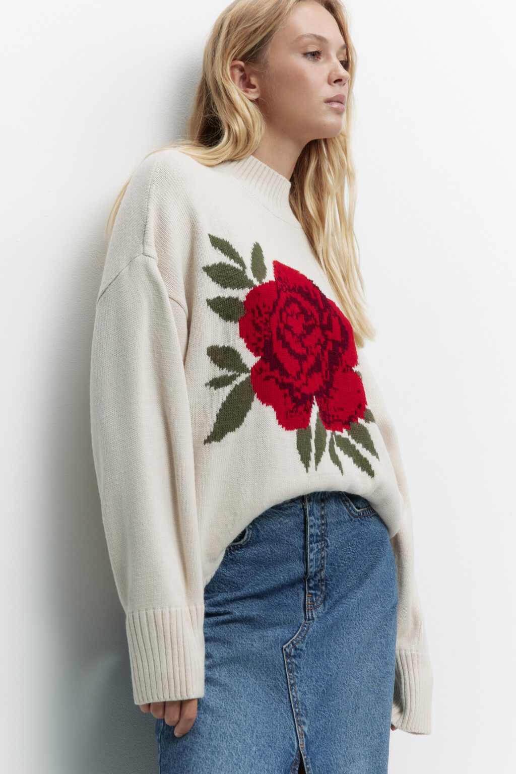 Свитер oversize вязаный с принтом-розой - цвет бежевый - 5
