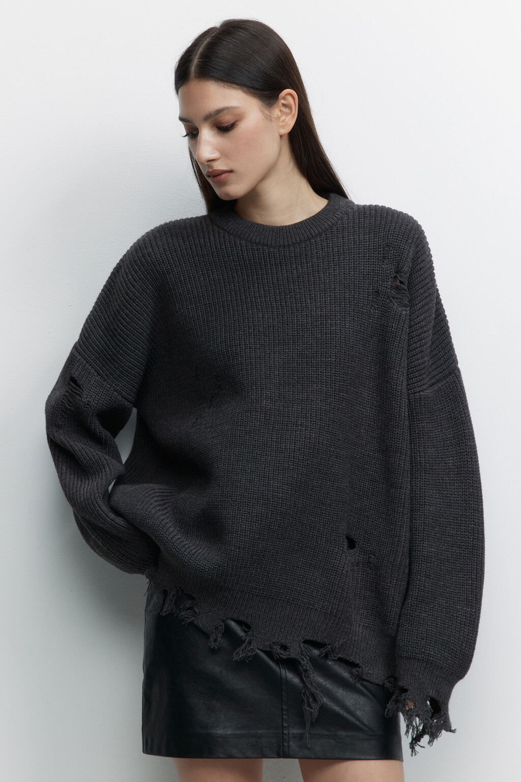 Свитер oversize вязаный рваный в стиле гранж - цвет серый - 2