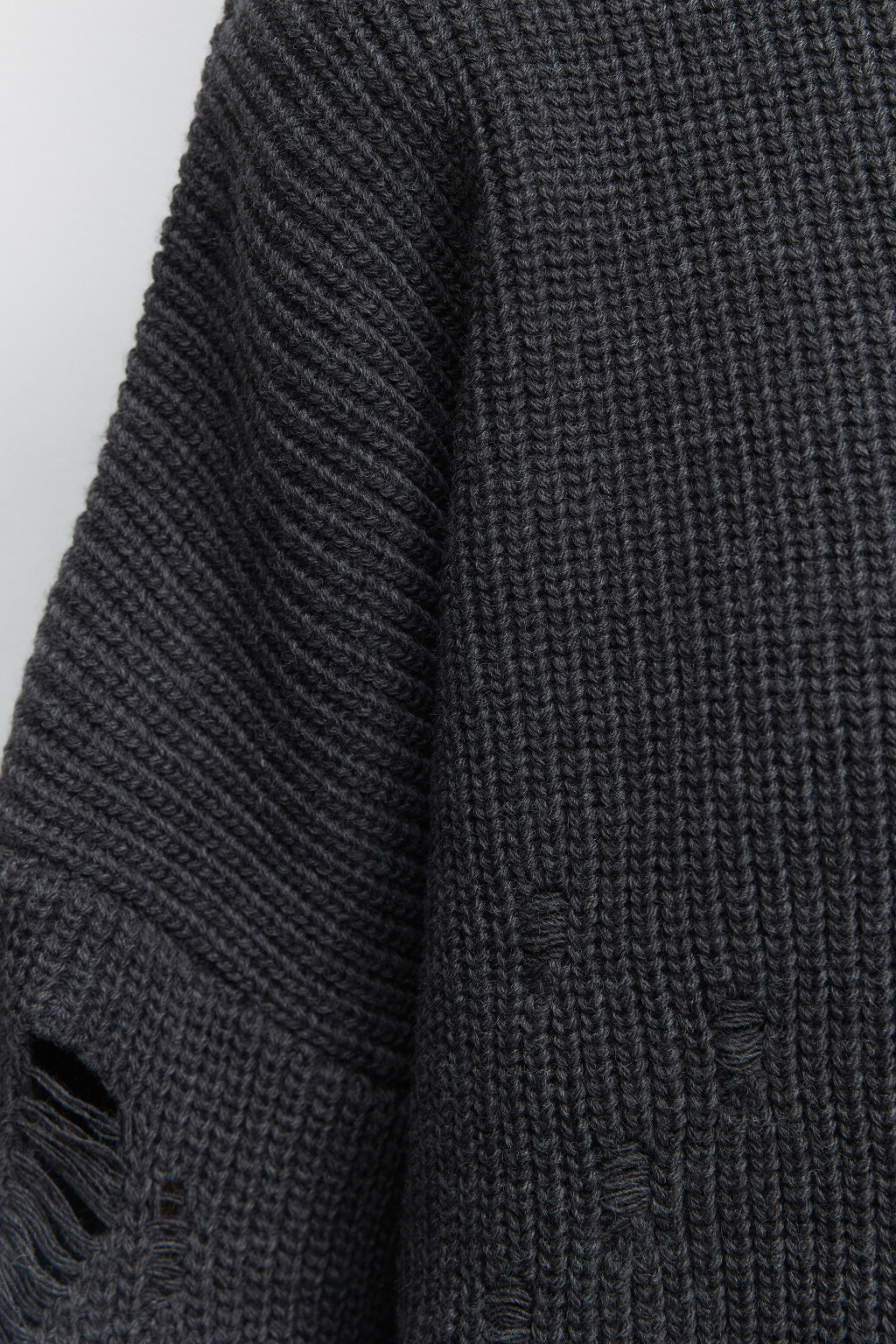 Свитер oversize вязаный рваный в стиле гранж - цвет серый - 6