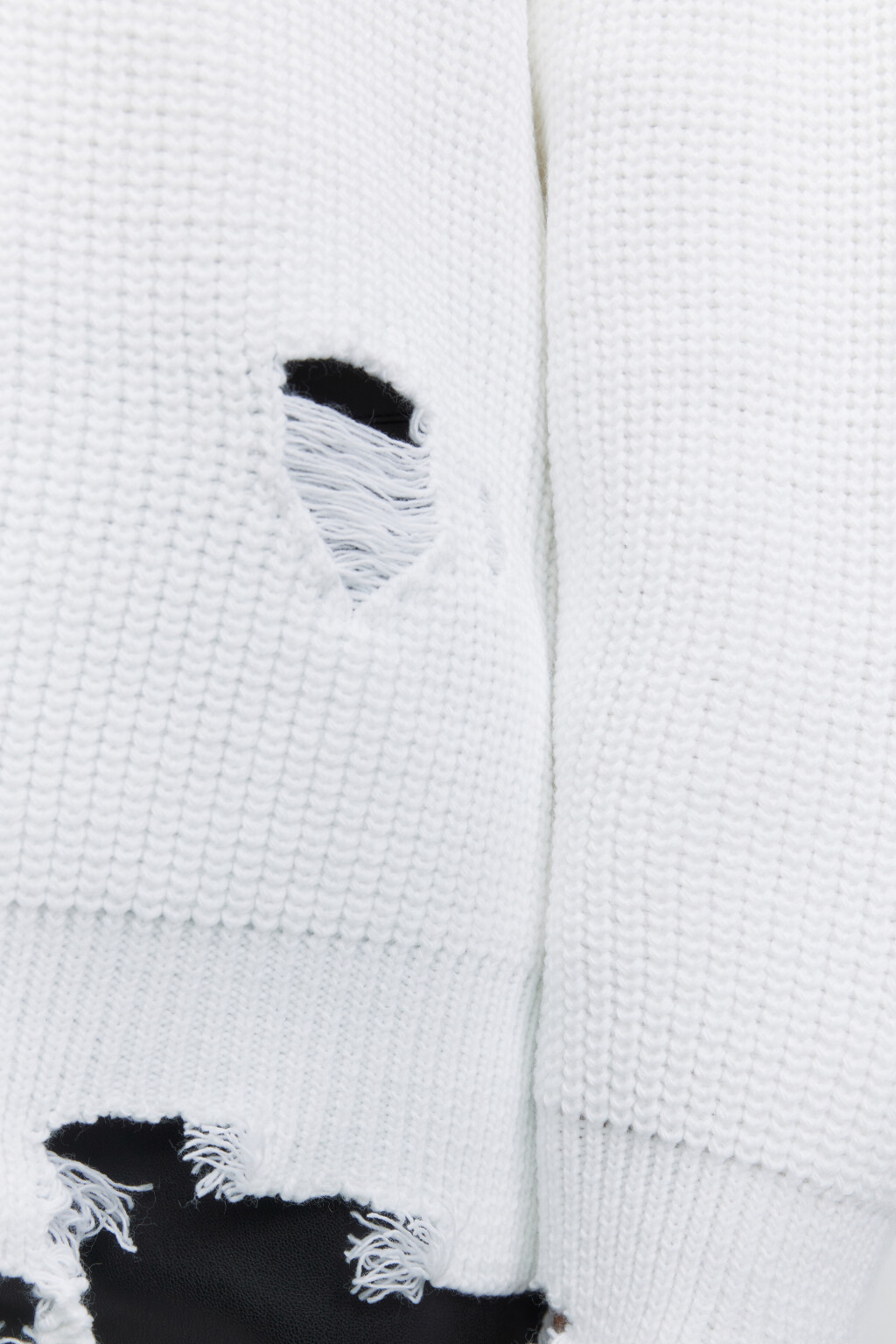 Свитер oversize вязаный рваный в стиле гранж - цвет бежевый - 6