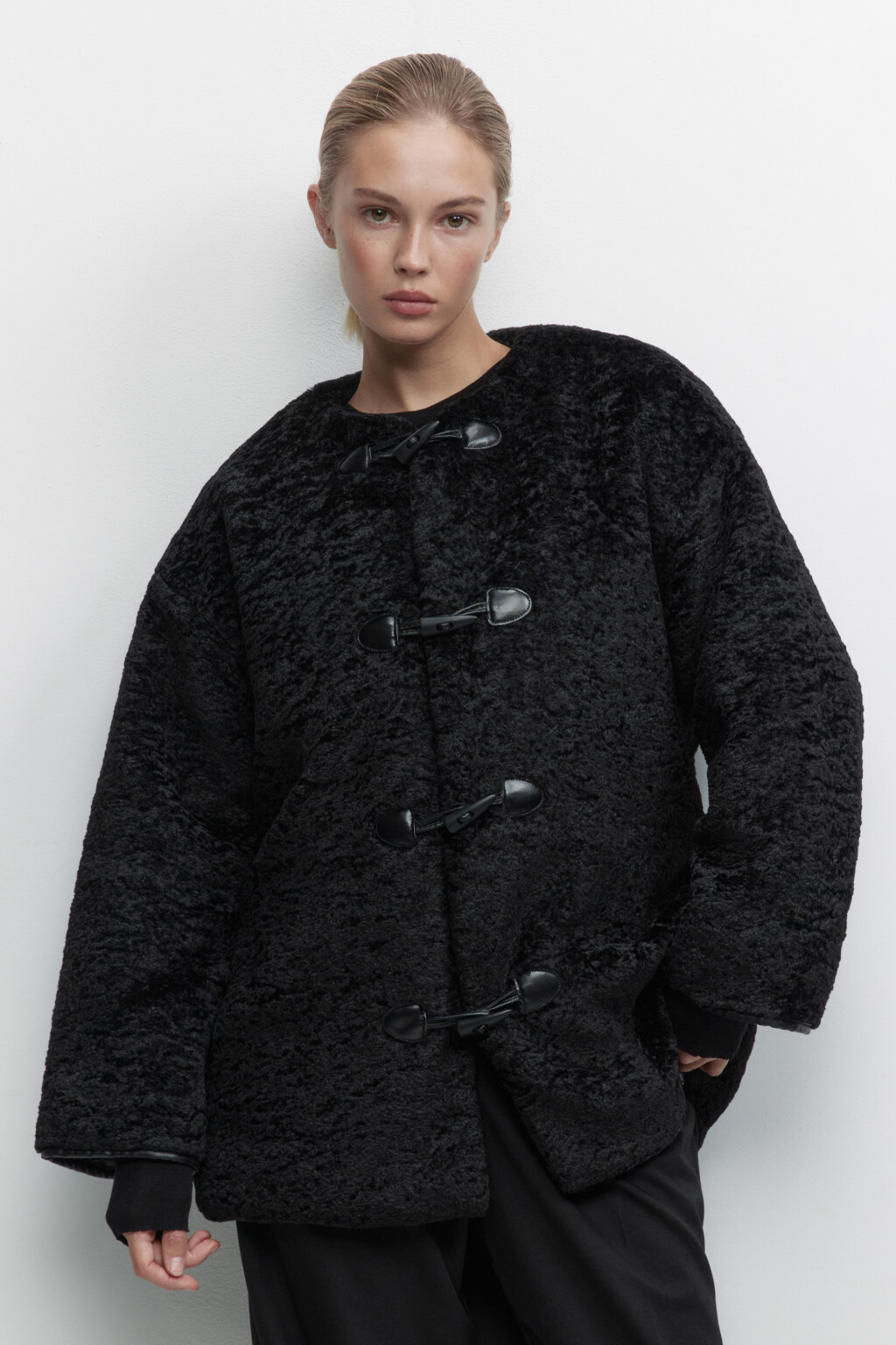 Шуба короткая с круглым вырезом - цвет черный - 1