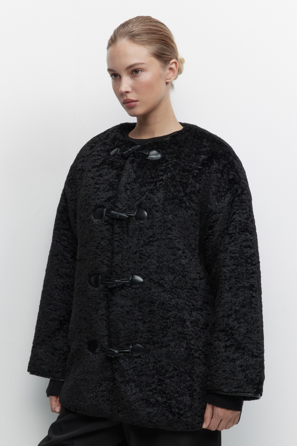 Шуба короткая с круглым вырезом - цвет черный - 2