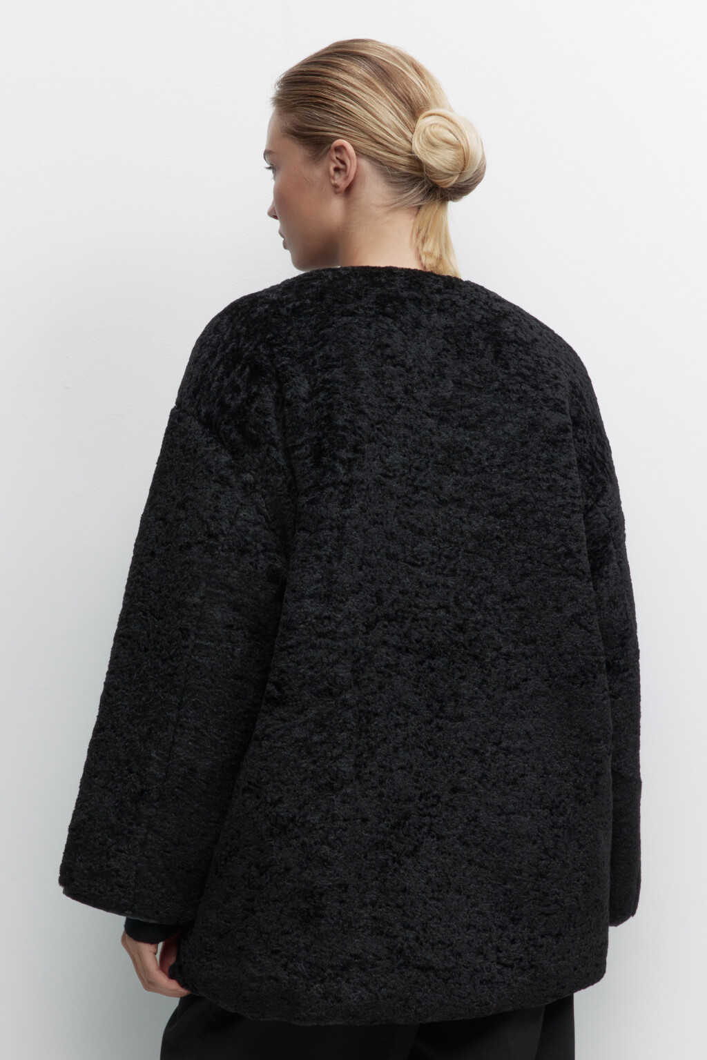 Шуба короткая с круглым вырезом - цвет черный - 3