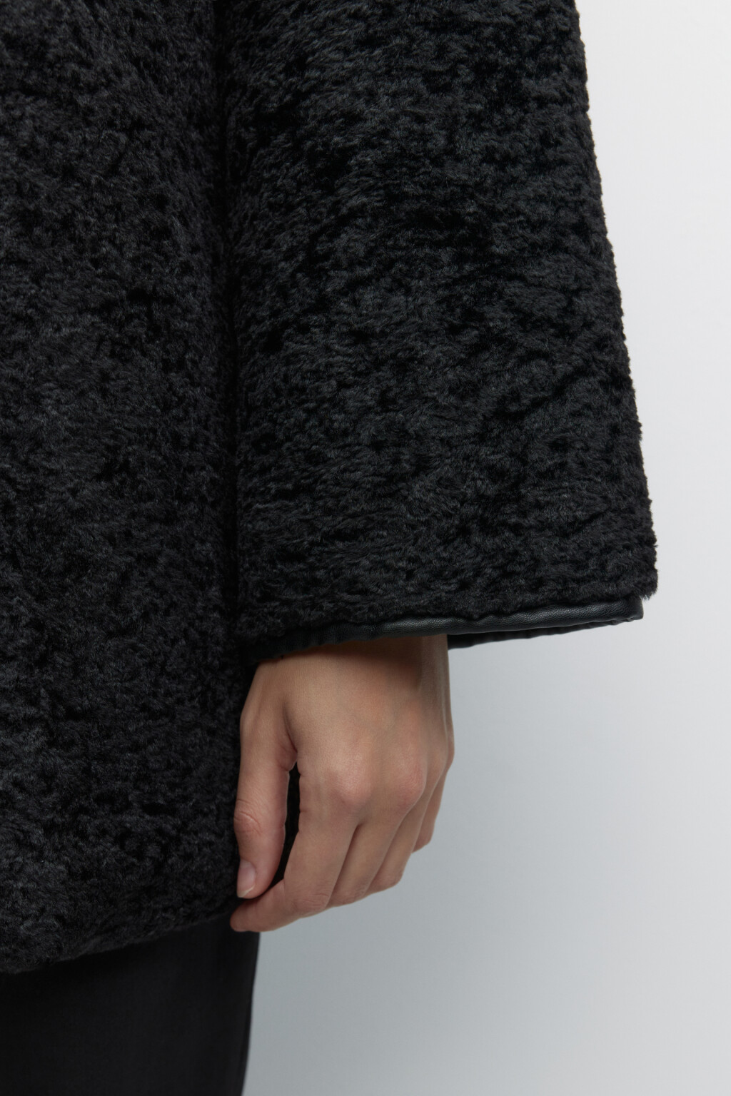 Шуба короткая с круглым вырезом - цвет черный - 8