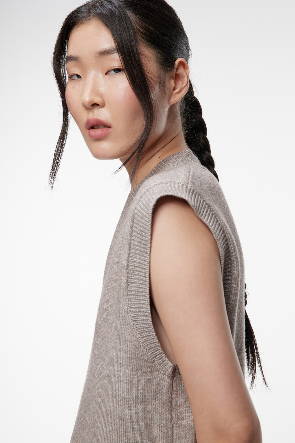 Жилетка вязаная свободная с V-вырезом - цвет бежевый - 2