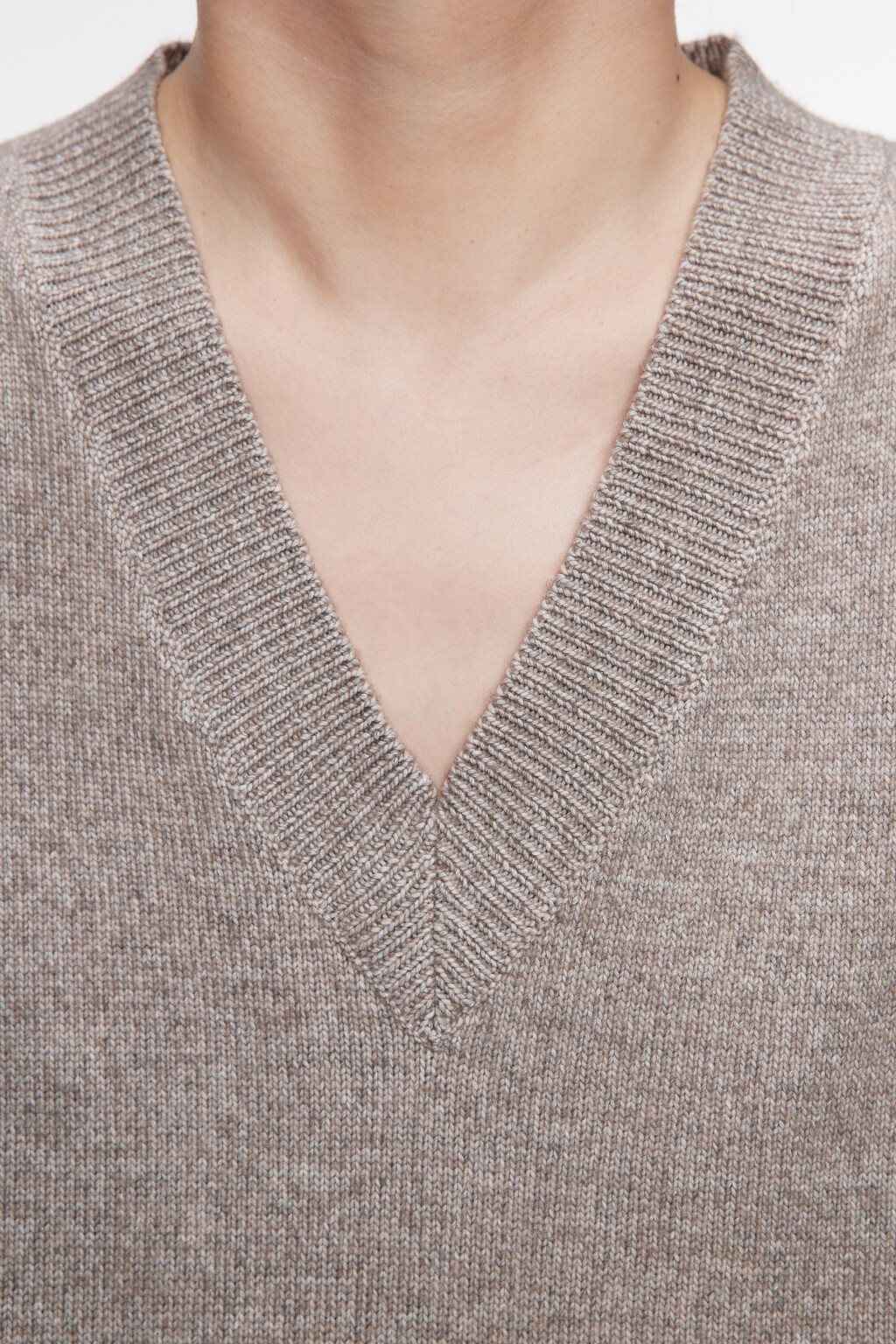 Жилетка вязаная свободная с V-вырезом - цвет бежевый - 6