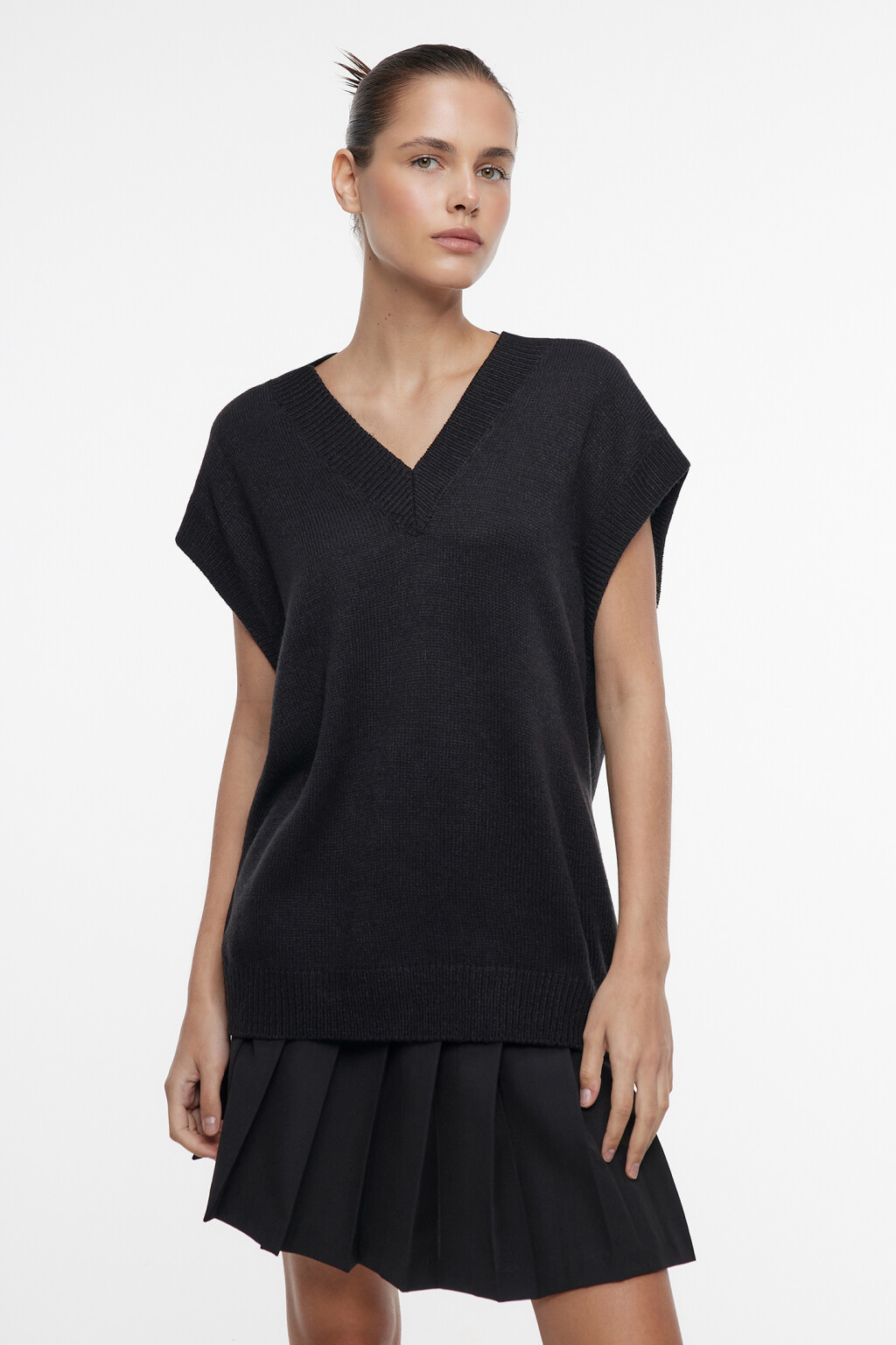 Жилет oversize тонкой вязки с V-вырезом - цвет черный - 2
