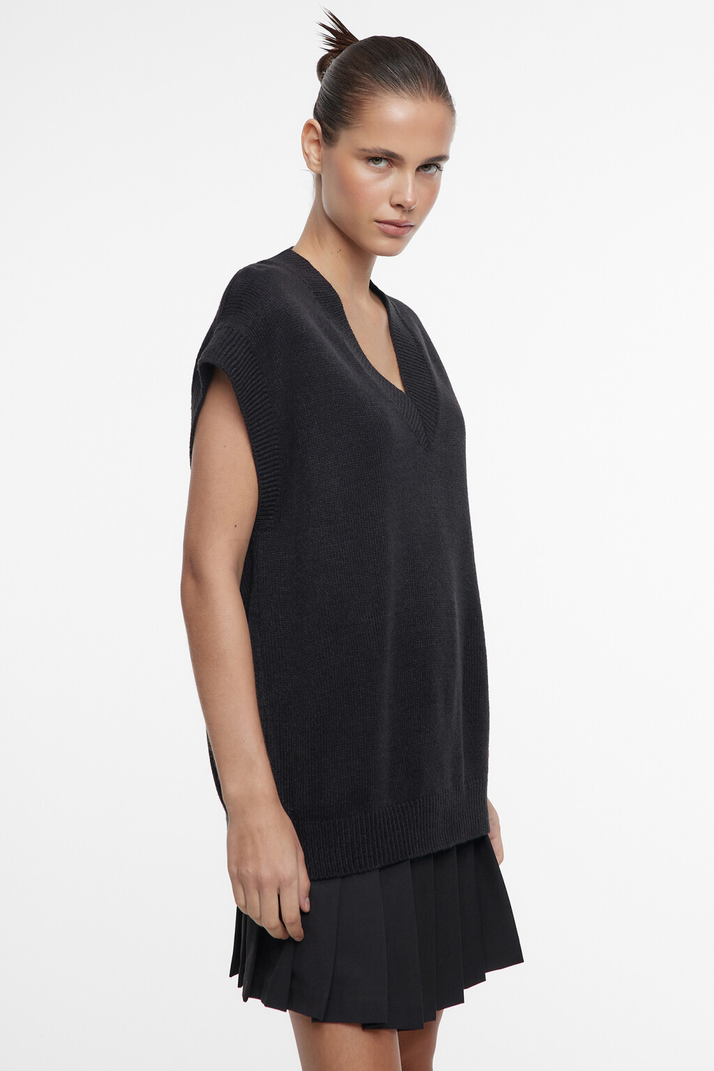 Жилет oversize тонкой вязки с V-вырезом - цвет черный - 3