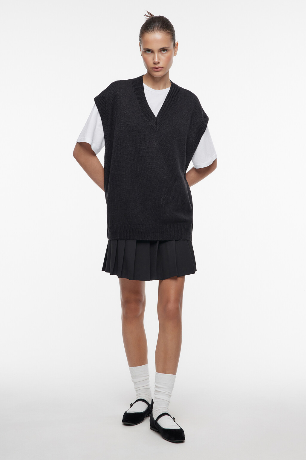 Жилет oversize тонкой вязки с V-вырезом - цвет черный - 1