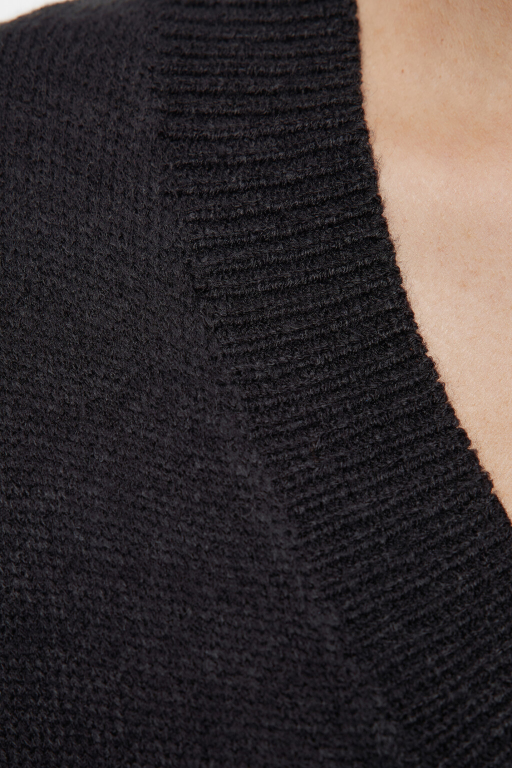 Жилет oversize тонкой вязки с V-вырезом - цвет черный - 5