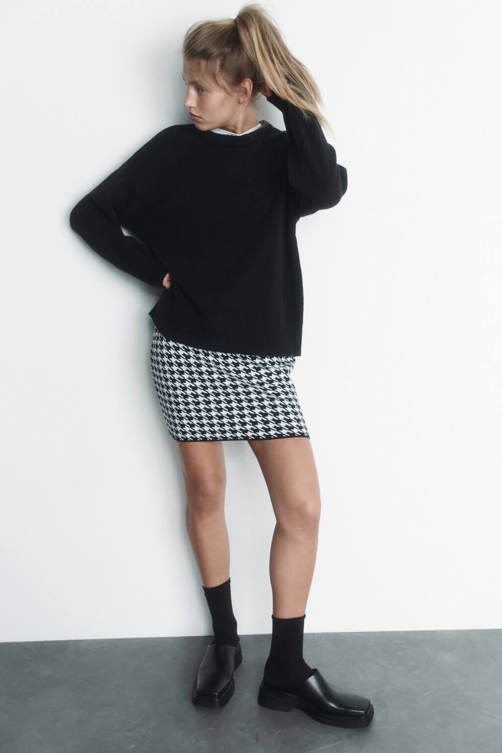 Юбка мини вязаная облегающая с принтом гусиная лапка - цвет черный - 8