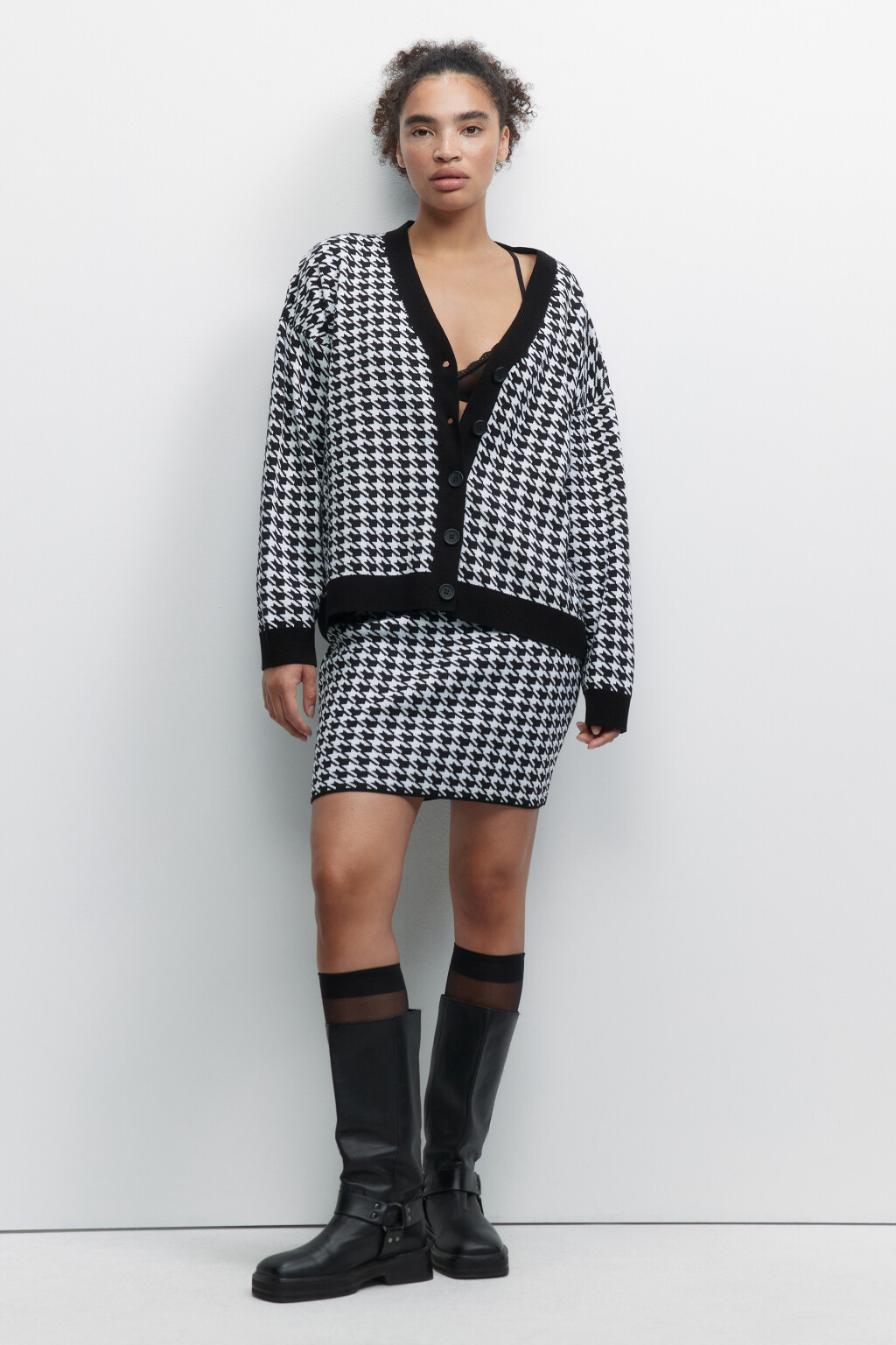 Юбка мини вязаная облегающая с принтом гусиная лапка - цвет черный - 4