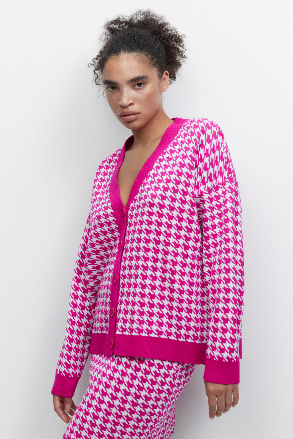 Кардиган вязаный свободный с принтом гусиная лапка - цвет розовый - 2