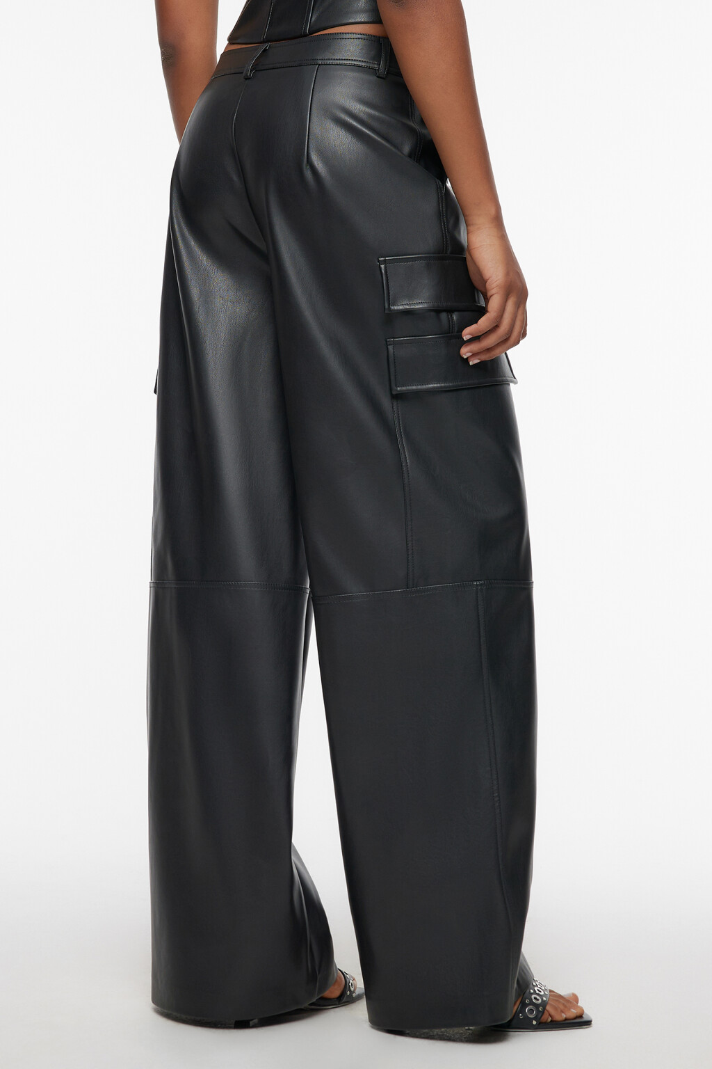 Брюки карго широкие из искусственной кожи со средней посадкой - цвет черный - 4
