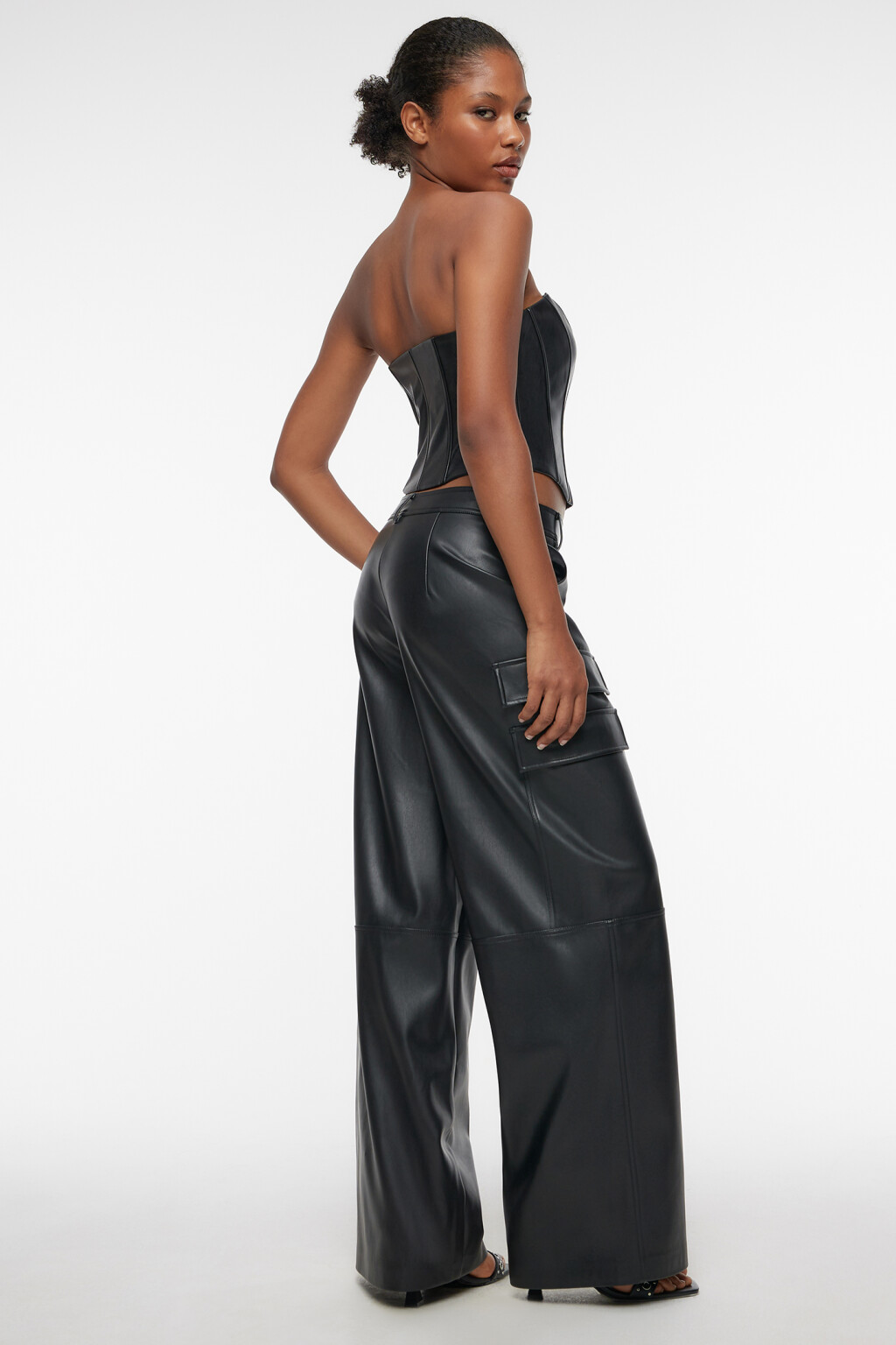 Брюки карго широкие из искусственной кожи со средней посадкой - цвет черный - 1